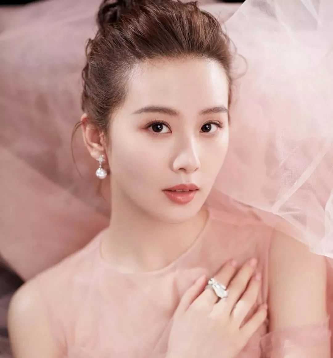 双眼皮,大眼睛已经过时了,现在的美女标准是这样.