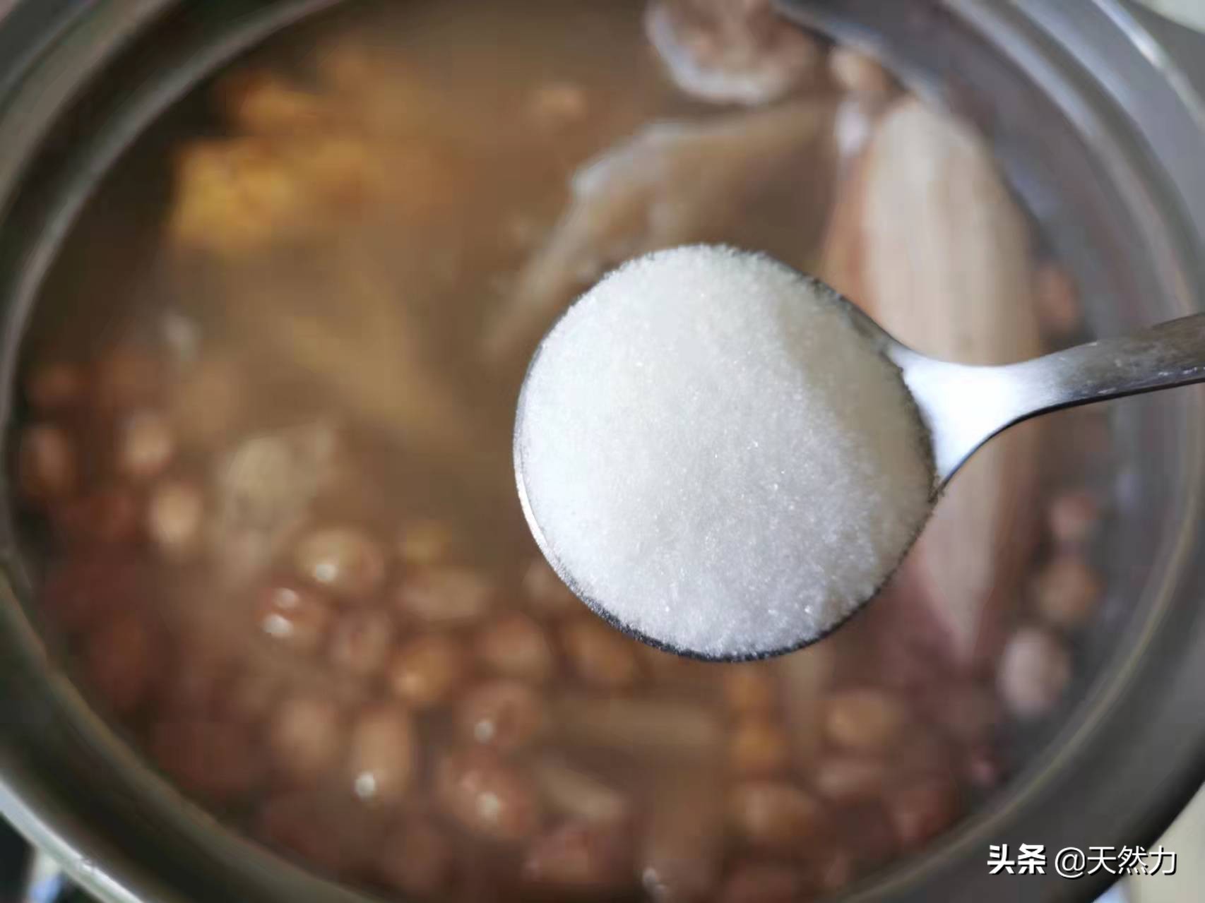 广东家常老火靓汤之花生排骨墨鱼汤，做法简单，适合美女滋补的汤