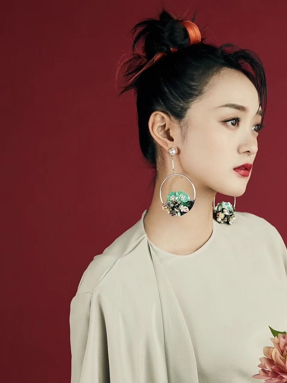 何泓姗看上去很年轻(何泓姗的穿搭有特色,尤其适合年轻少女,仙气飘飘