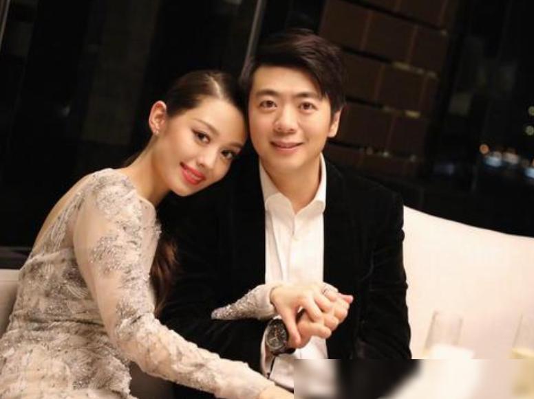 吉娜的“美人腋窝”彻底火了！她抬起手的瞬间，网友快速截图保存