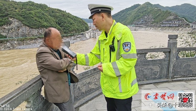 00后小伙驾驶摩托车上路被查 民警：罚款2640元，记27分