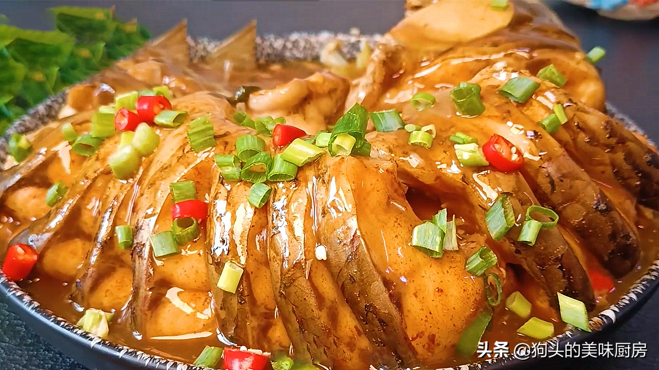 把一条鱼放进电饭锅里，不加一滴水，出锅太香了，肉嫩味道香