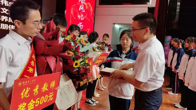 守望初心 最美绽放--乾县一中隆重庆祝第37个教师节