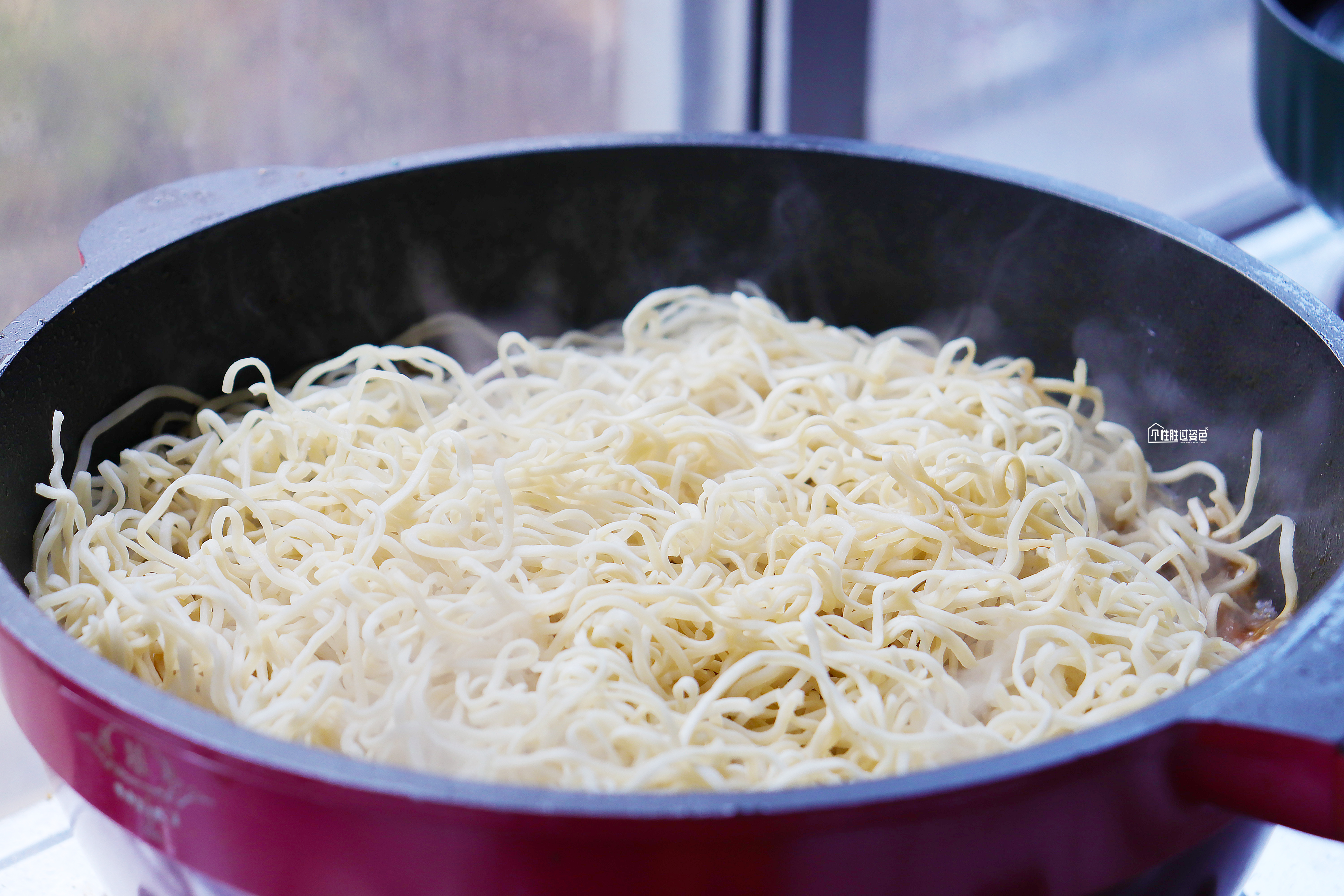 河南特色蒸卤面,面条筋道入味,鲜香可口,一拌一蒸简单又美味