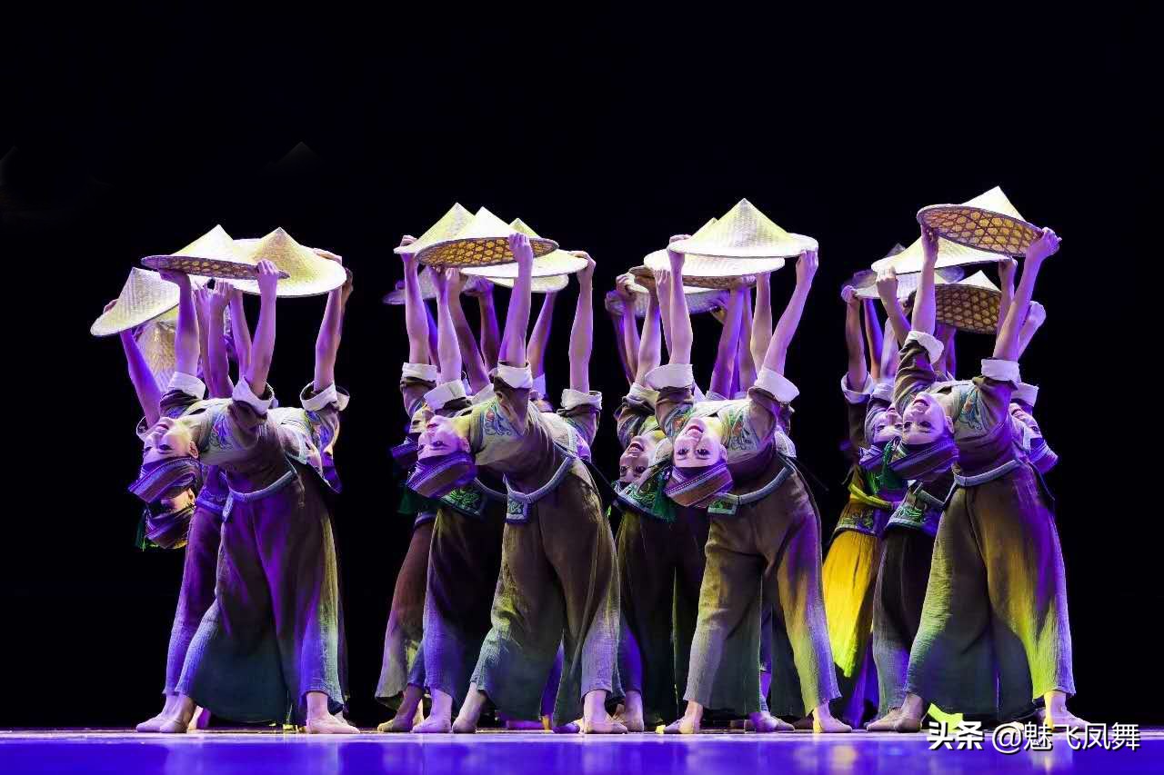 第12届荷花奖原创群舞《田间·斗笠》,令人耳目一新