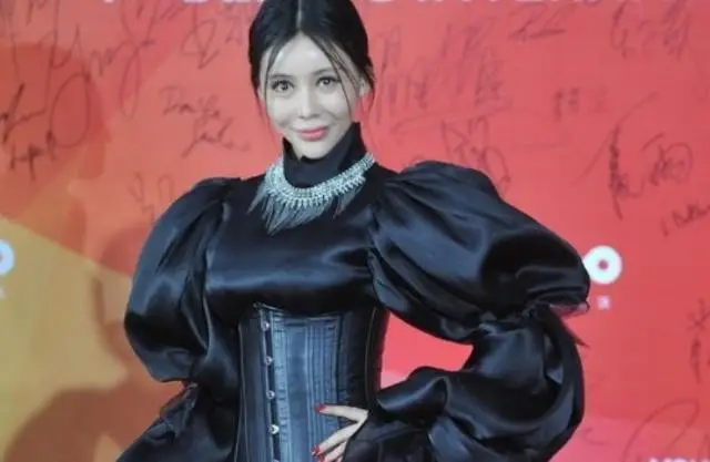 娱乐圈10位被整容毁掉的女星，有人脸僵如石，有的命丧手术台