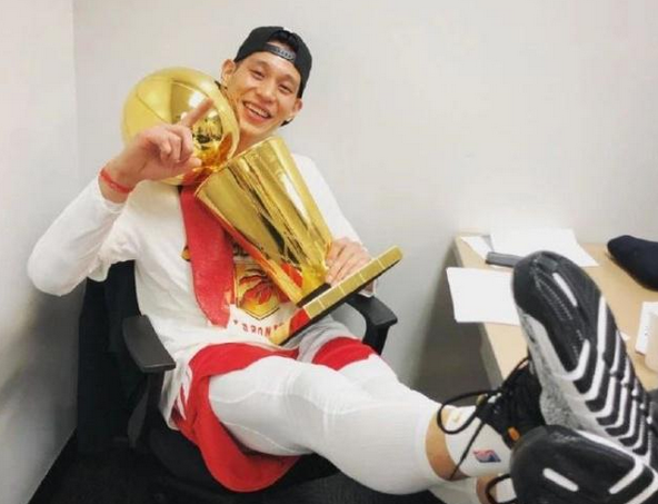 林书豪为什么没有nba合同(真要被NBA抛弃？解析林书豪至今仍未找到下家的3大原因)