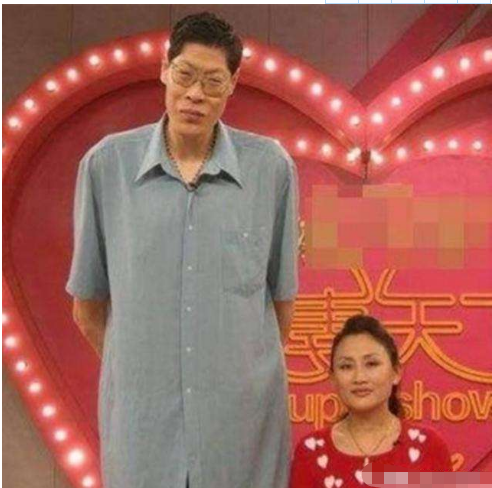2米42中国第一巨人，结婚20年没孩子，1米6娇妻称：不方便
