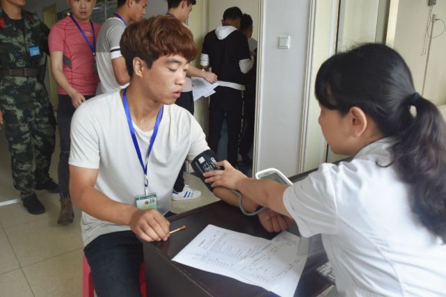 考生考上清华却被取消资格，网友得知后，不但不同情还拍手叫好