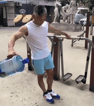 愿你我在年老发白之际，依然能够“鲜衣怒马，永远是少年”