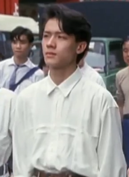 在这部1988年的老电影中，袁洁莹演女学生，林正英演警察
