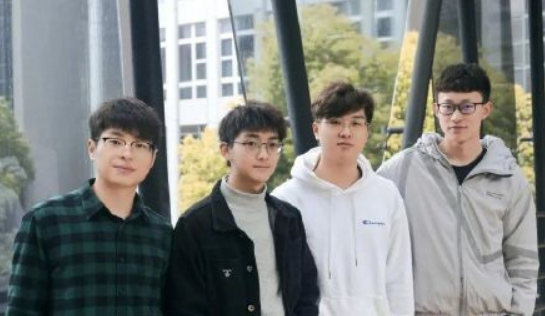 当代大学生在校现状，男同学扎堆在寝室打游戏，也不联系女生