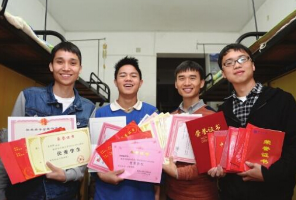 高考723分考生淡定查分，数学满分理综只扣7分，学霸果然凡尔赛