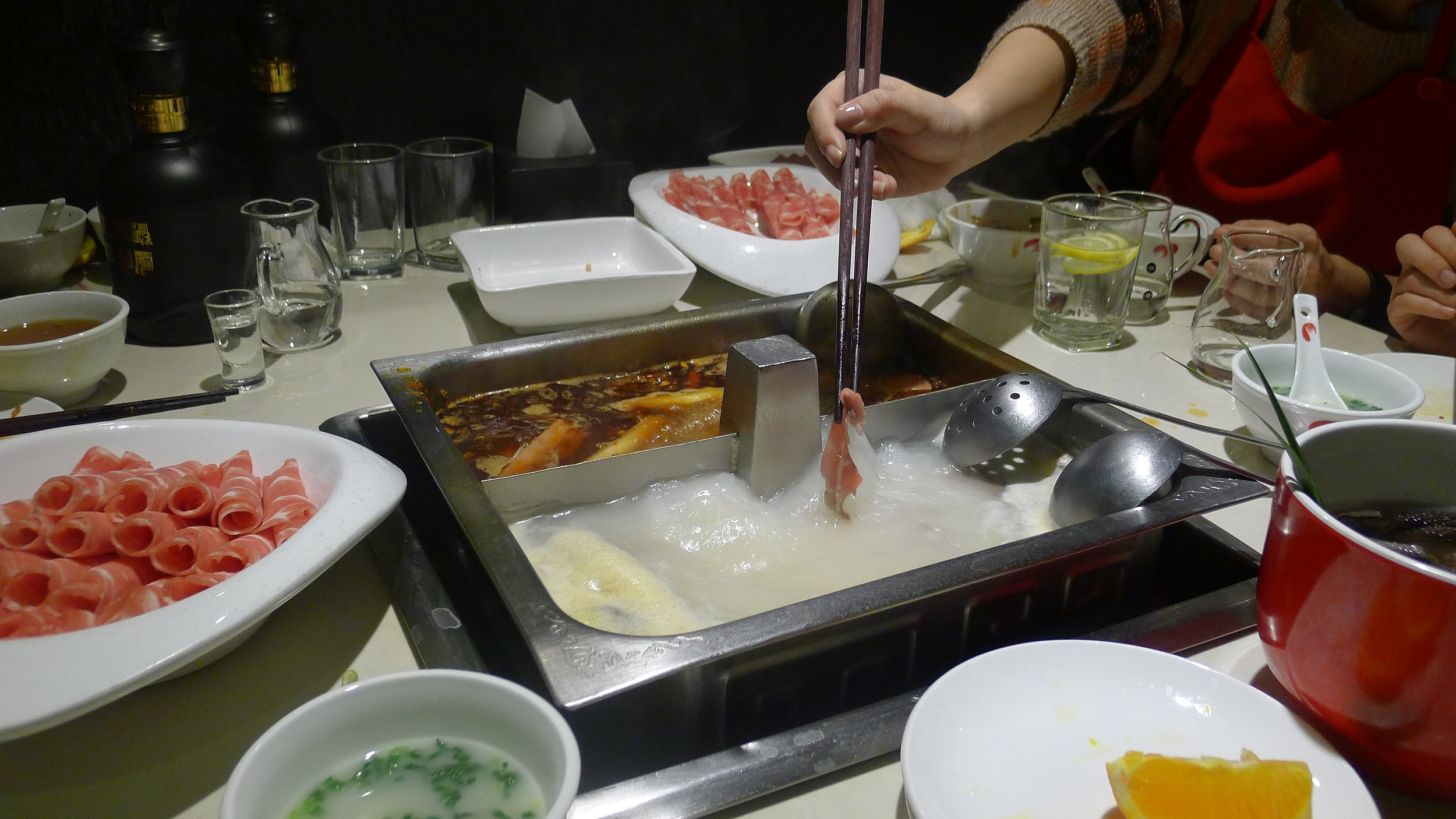 海底捞紧急声明毛肚缩水事件，股价下跌近70%，产品问题屡上热搜