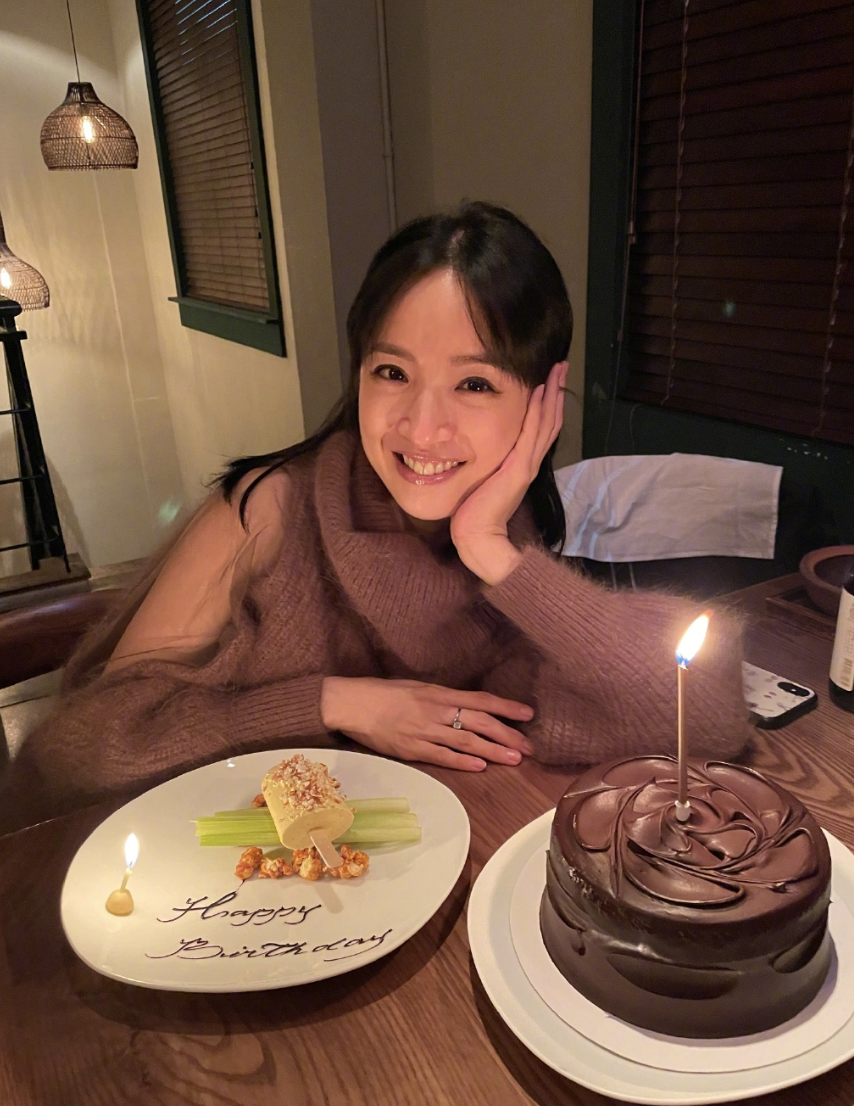 林依晨39岁生日晒女儿萌照，小公主发量浓密，郑元畅留言送祝福