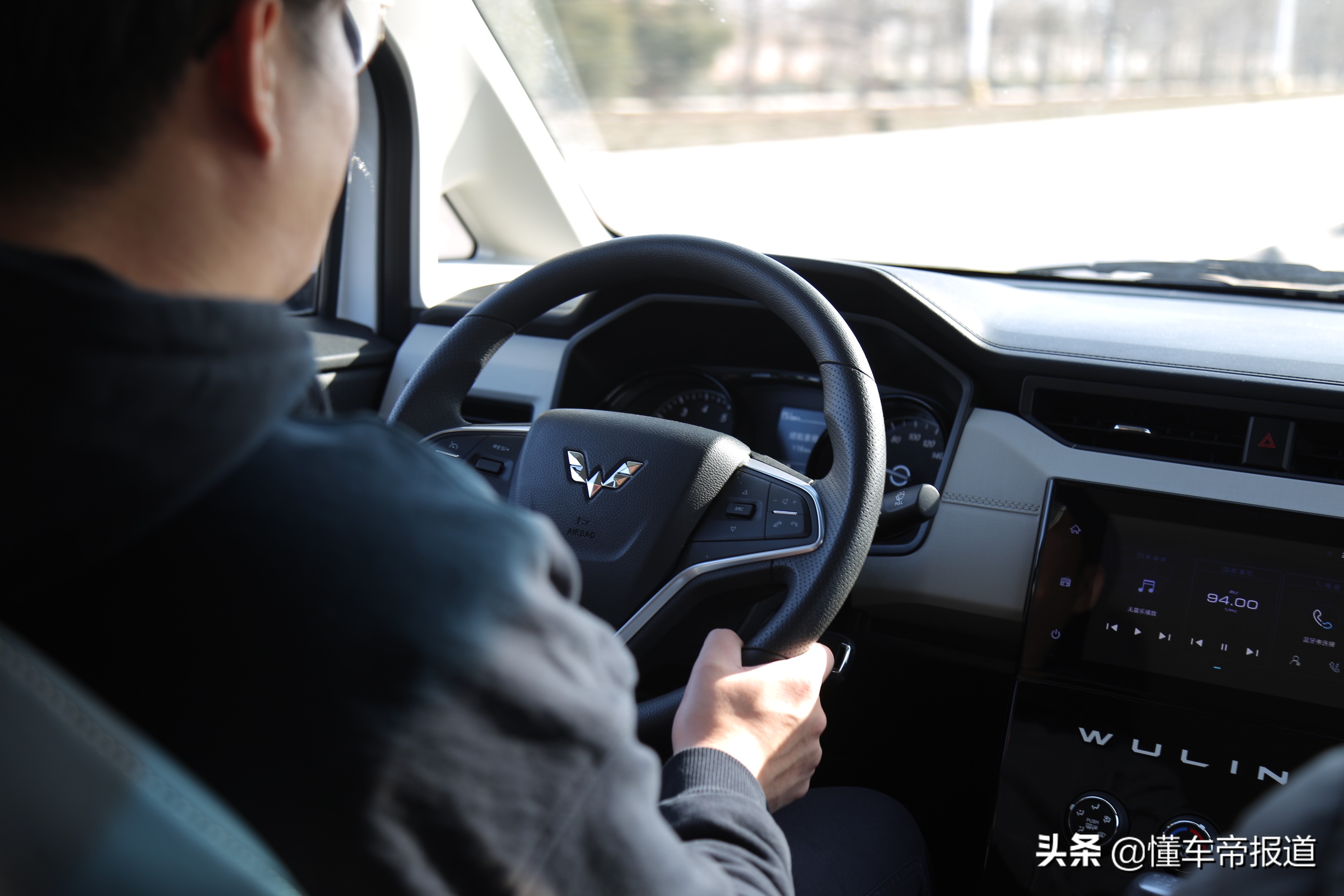 以后拉货全靠它，周末出行都装下！道路试驾五菱宏光PLUS