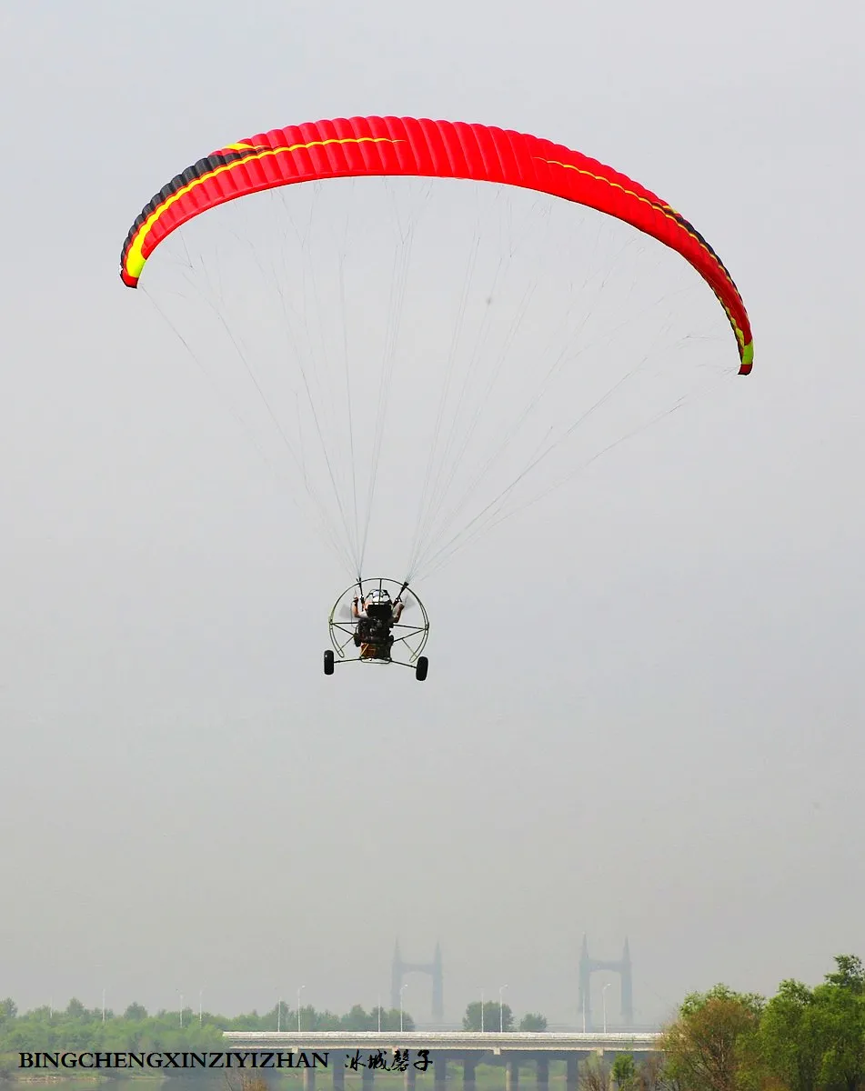 动力滑翔伞图片(「哈尔滨之夏」乘动力滑行伞,像鸟一样在天空上飞翔)