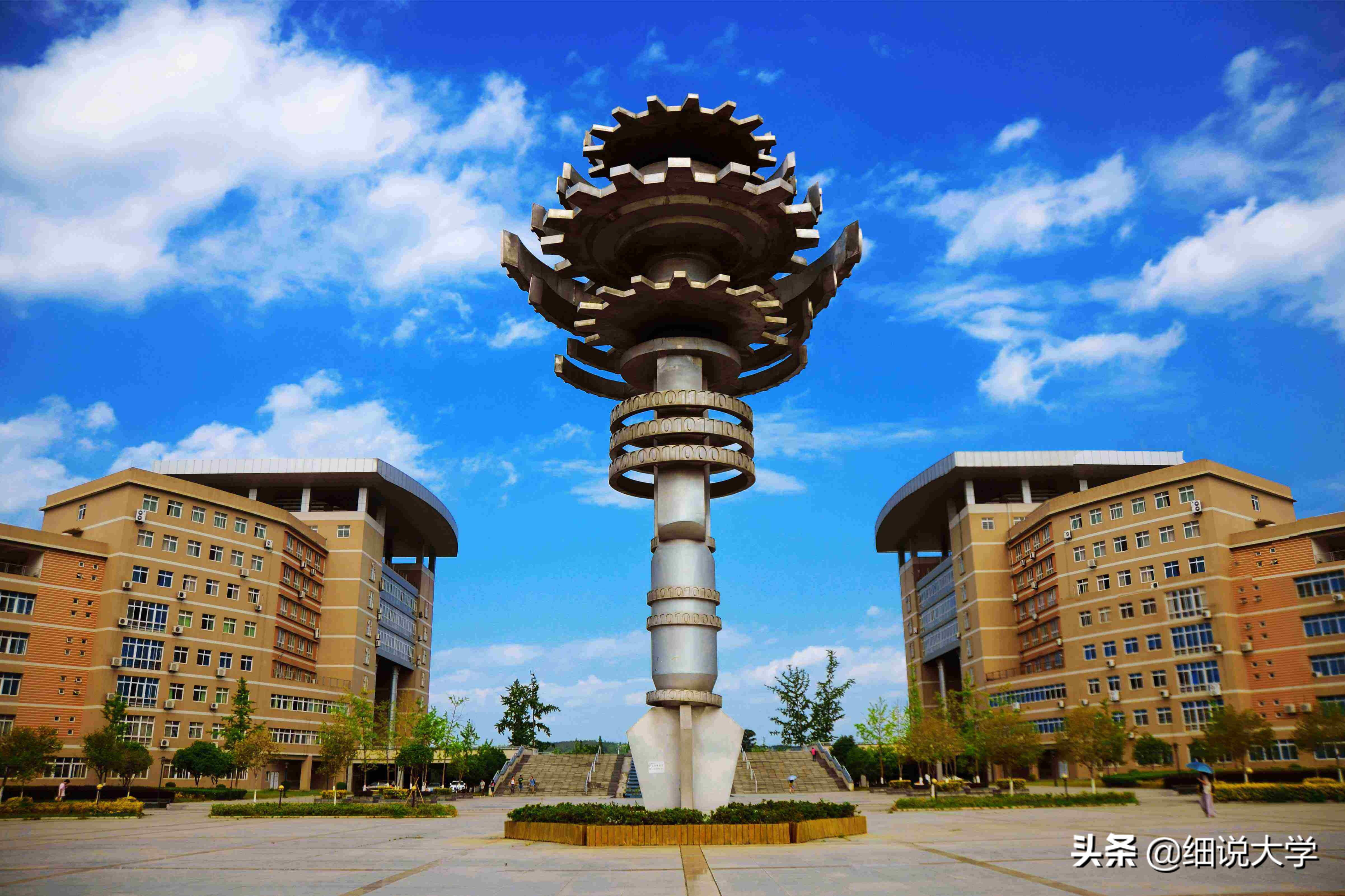 西南地区最有争议的两所大学，名字很霸气，实力却不相符？