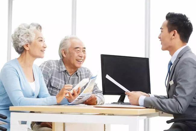 “新型退休压力”日益增多，父母老了孩子还上学，晚婚晚育惹的祸