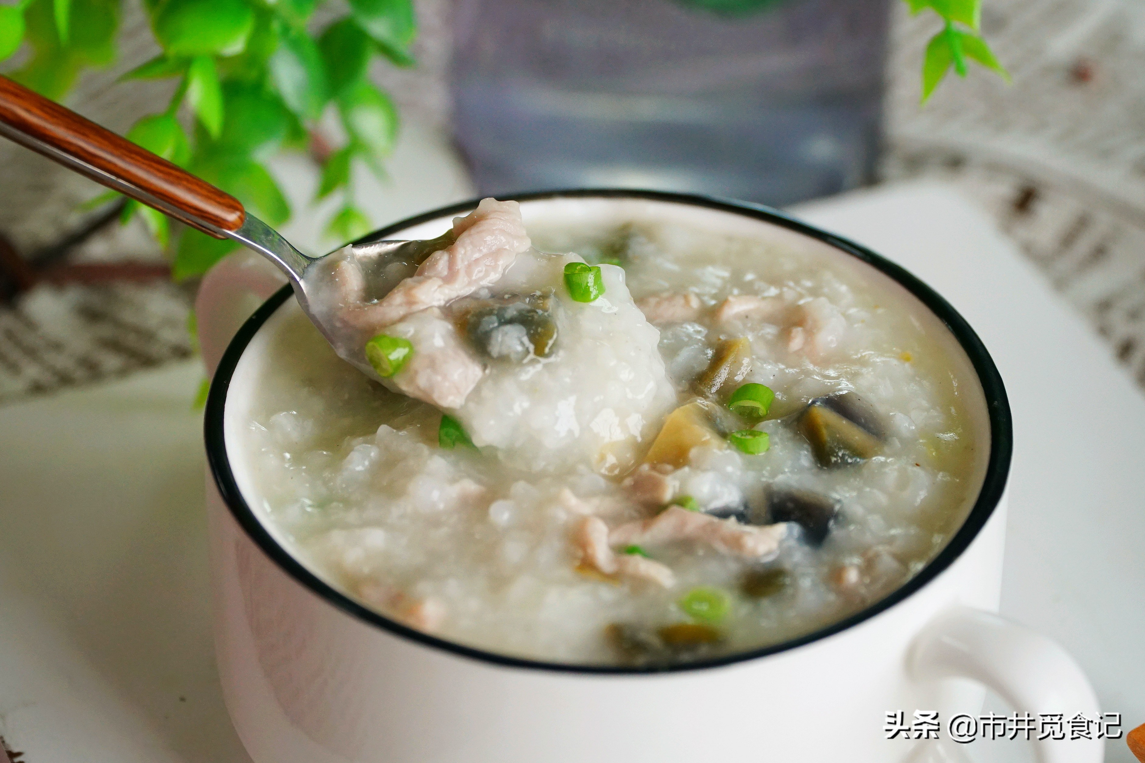 皮蛋瘦肉粥的家常做法教程