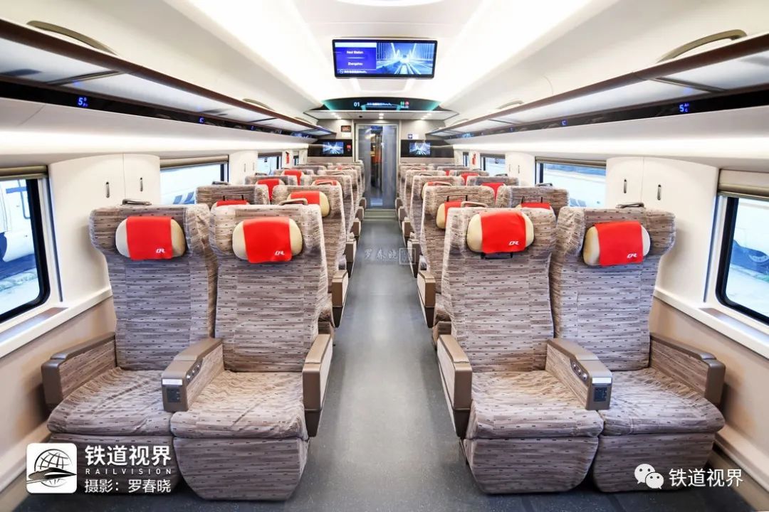 cr400af-z的一等座车打开状态下的电动腿靠cr400bf-z的一等座车,同样