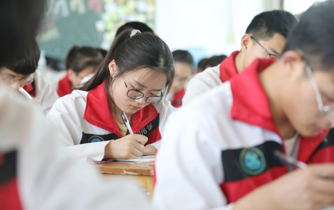 被清北拒收的江苏状元白湘菱，已就读港大一年，日后有什么打算？