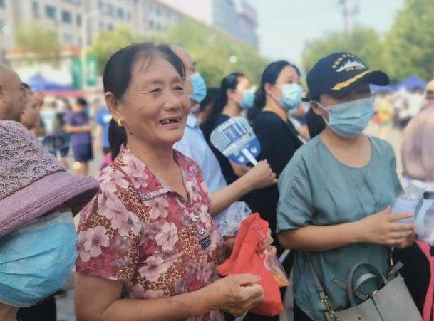 奶奶梦见孙子高考“666分”，孙子查到成绩之后，全家人大笑不止