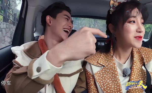 为了抢到球,宋雨琦从背后抱住郑恺,黄旭熙反应暴露两人私下关系