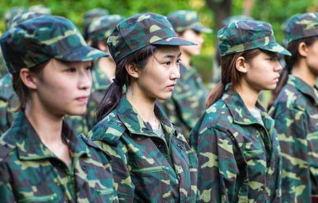 大学的军训严格吗（大一新生开学）