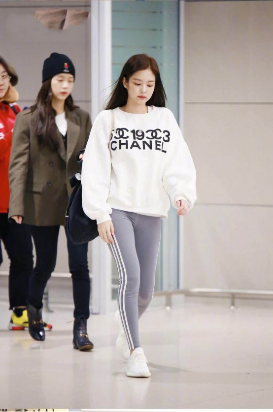 女式c字卫裤图片(jennie果然是团中c位!