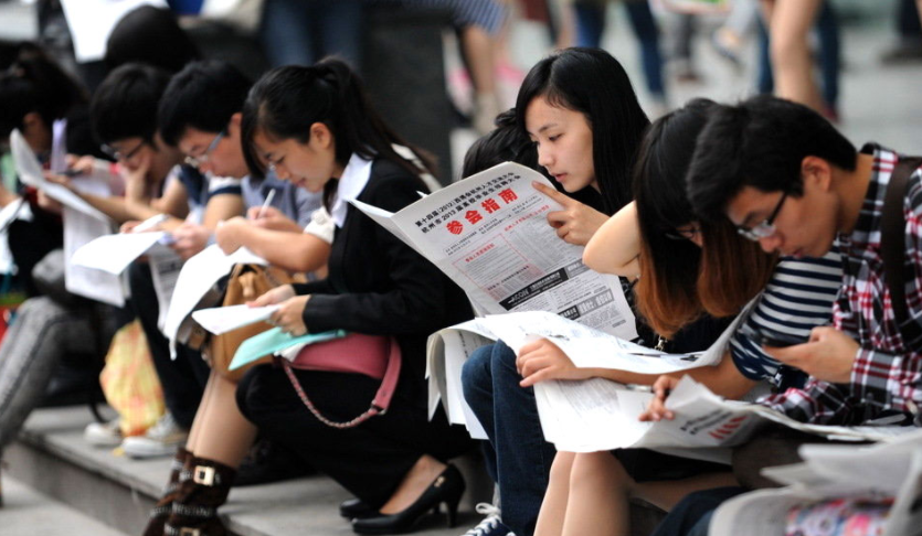 未来十年很吃香的3个专业，工资高、待遇好，选对了“钱途无量”