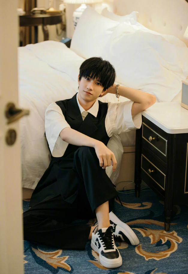 敖子逸浪漫氛围感写真，黑白色系演绎极简风，蜂腰长腿身材卓绝