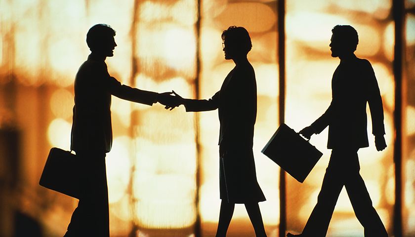 律所：无法无天骗6600人1亿 给领导家门口摆