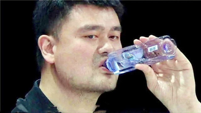 2米26姚明又长高了？坐大沙发像挤宝宝椅（姚明身高）
