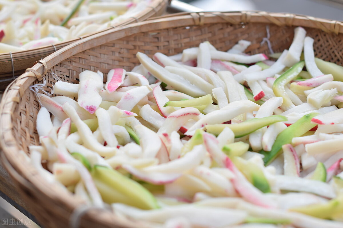 腌萝卜干时，记住“1腌2晾”，萝卜干清脆好吃，美味易保存