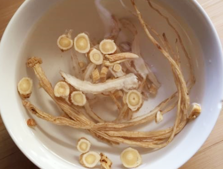 炖羊肉汤时，别直接就下锅炖，多加3点小技巧，汤汁香浓肉不膻