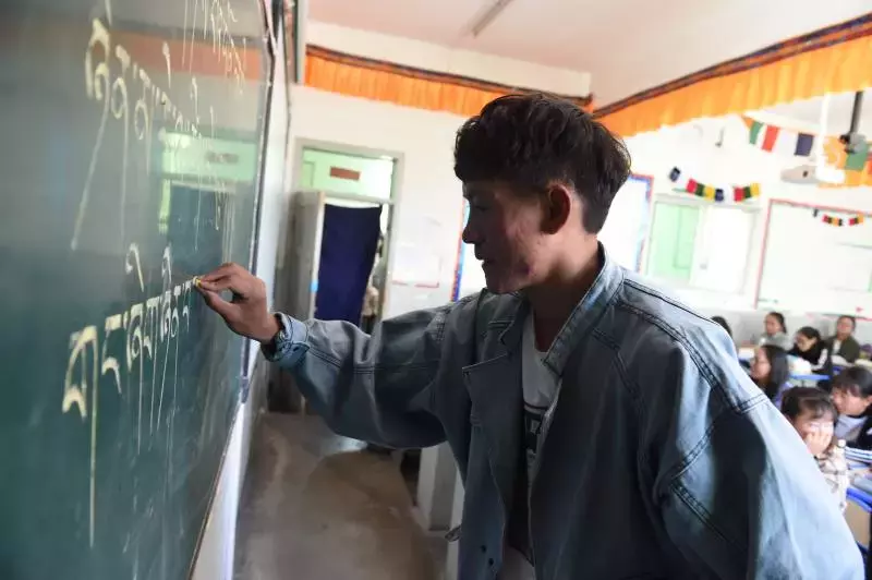 杭州师范大学马云雕塑（马云为什么要给拉萨这所学校捐一个亿）