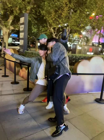 吴尊携儿女拍写真，NeiNei打扮淑女，Max长胖更像爸爸