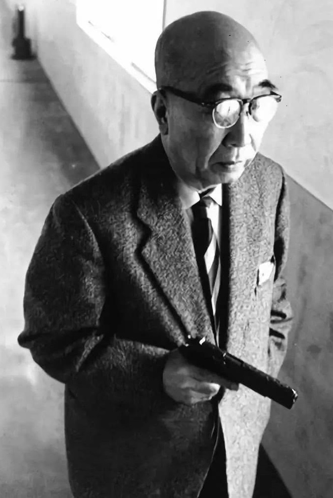 他是日本侦探推理小说之父,他是享誉世界的推理作家,他是"本格派"推理