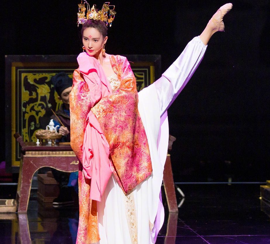 “北舞校花”金晨的蜕变史，她身后的绯闻男友，远不止张继科一个