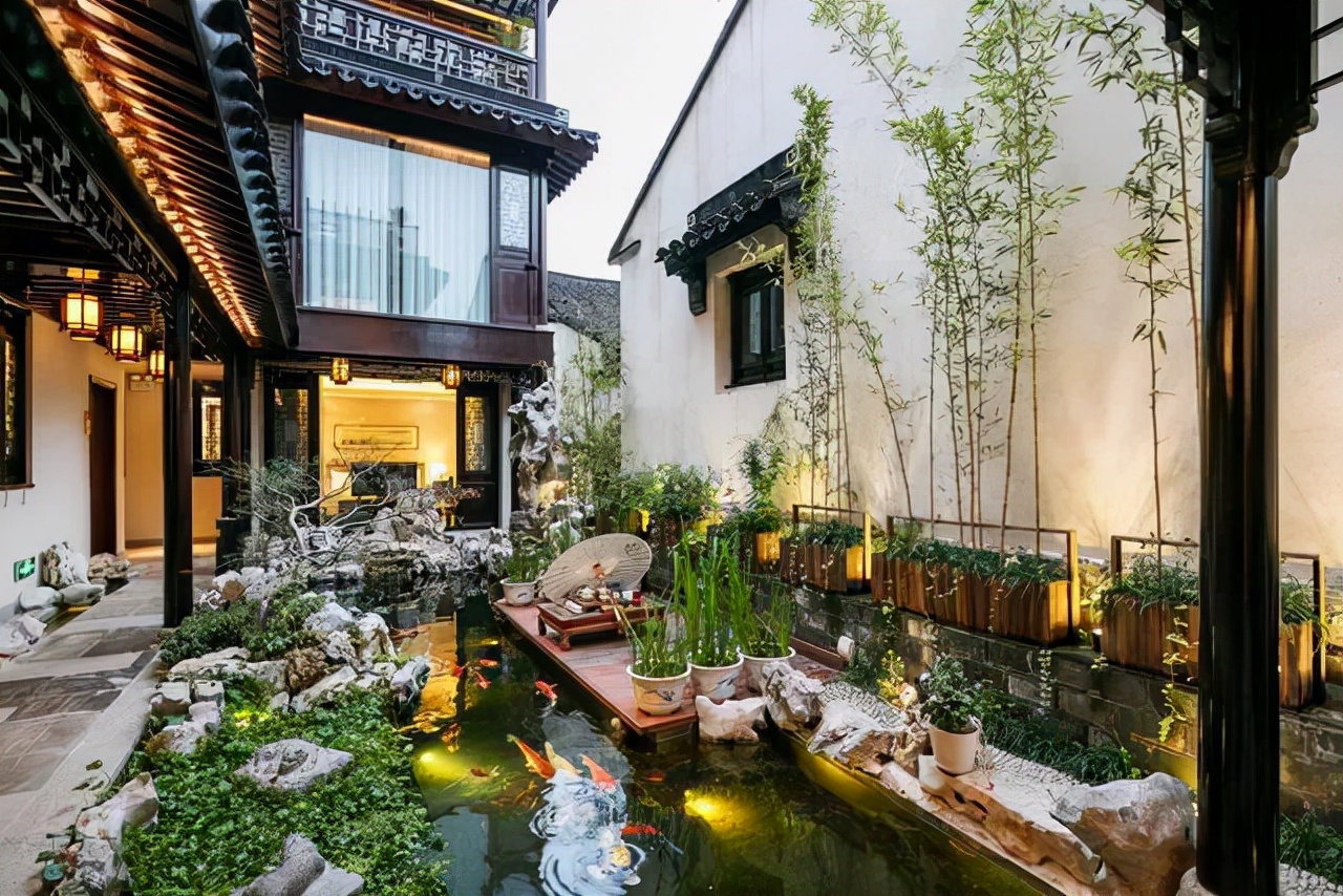 鱼池里的中国红，这样的庭院是不是爱了