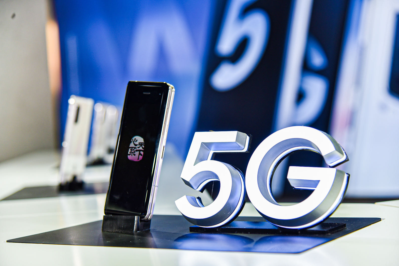 开启手机新时代 智领5G未来 中国电信首款5G定制高端机震撼登场