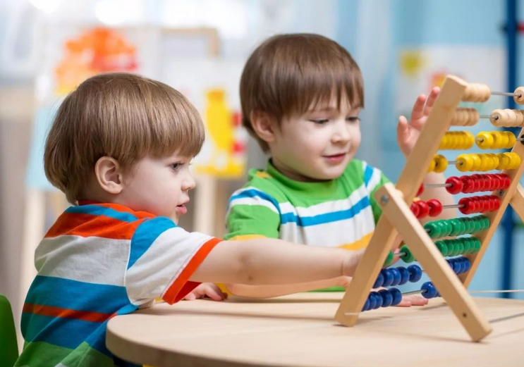 宝宝在幼儿园和在家2种表现？读懂亲子依恋理论，是处理的关键