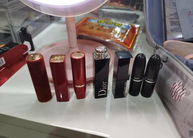 口红过期的四个征兆，别再傻傻涂了，快看看你的口红有问题没