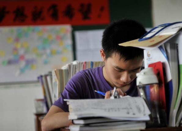 学生被复旦取消学籍，不服结果状告学校，网友：谁叫你当初钻空子