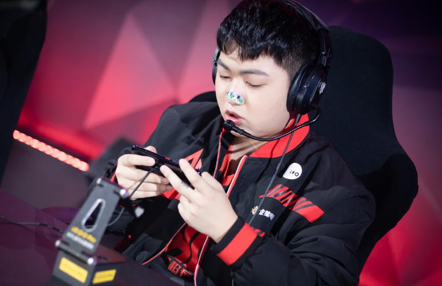 AG零封DYG，爱思终于拿到首个MVP，被忽视了大半个赛季，不容易啊
