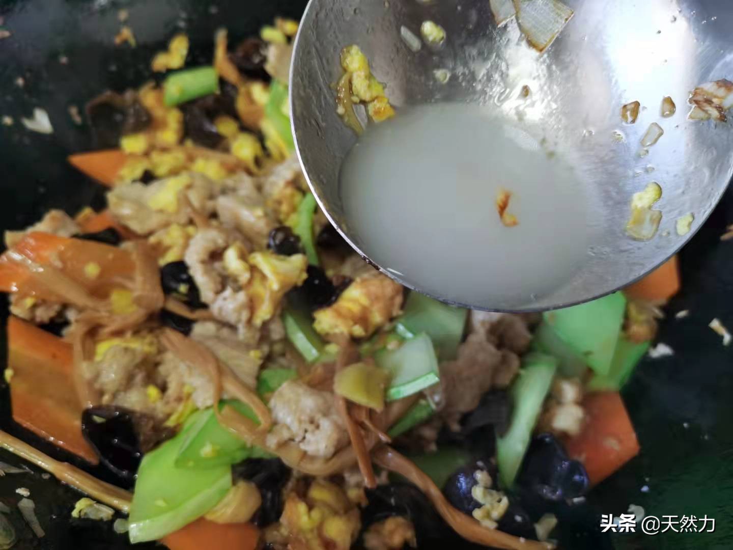 木须肉是传统的经典名菜，做法简单，步骤是关键，看一遍就能学会