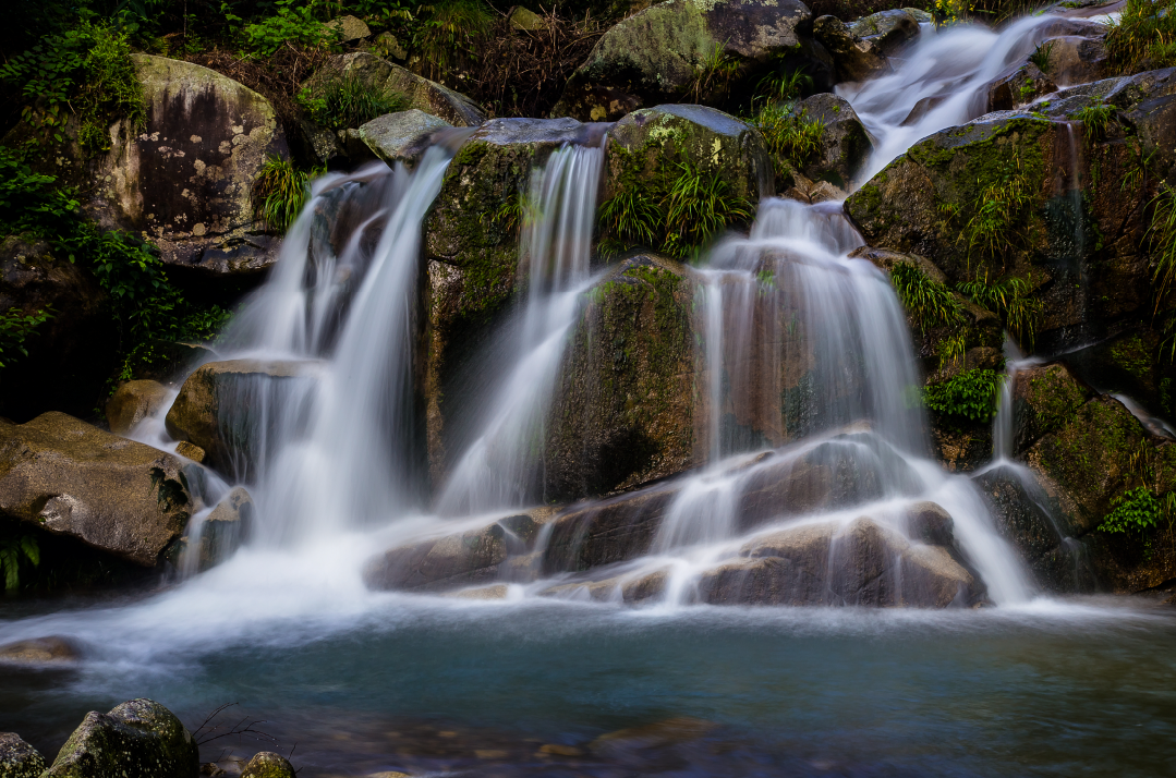 图源/马蜂窝@走呀六宝一道道山泉从白云缭绕的山巅