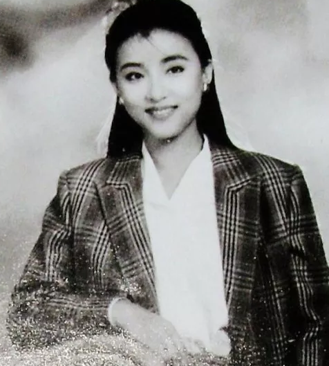 杨澜24岁儿子照片曝光，长相清秀不像爸爸，与人交谈母亲眼神紧跟