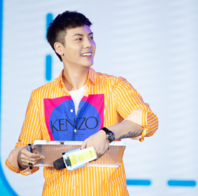 不知道最近怎么改变发型?不妨来跟陈伟霆学学做一个盖盖头